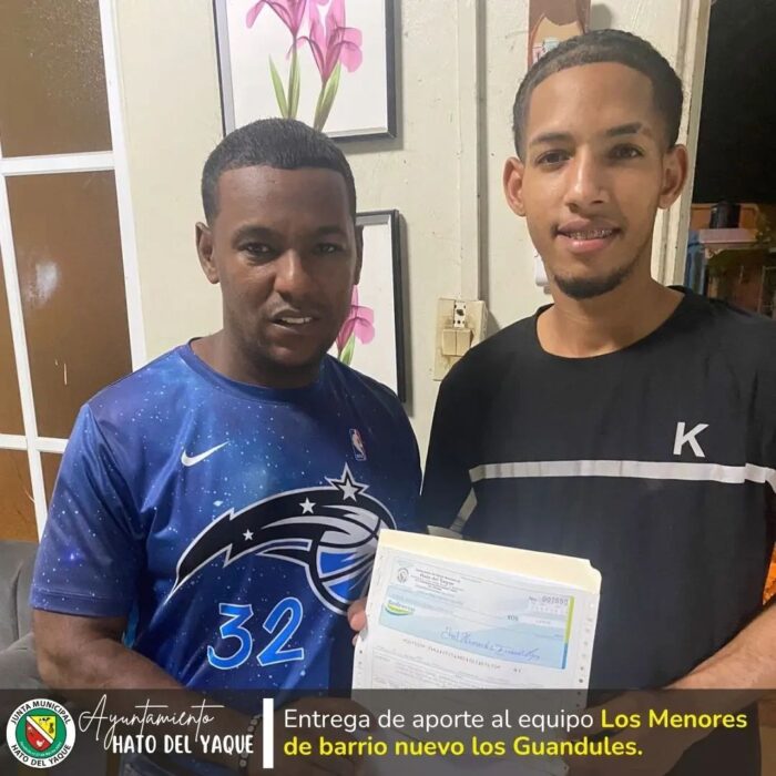 El Departamento de Deporte hace entrega de un aporte al equipo de softbol “Los Menores”