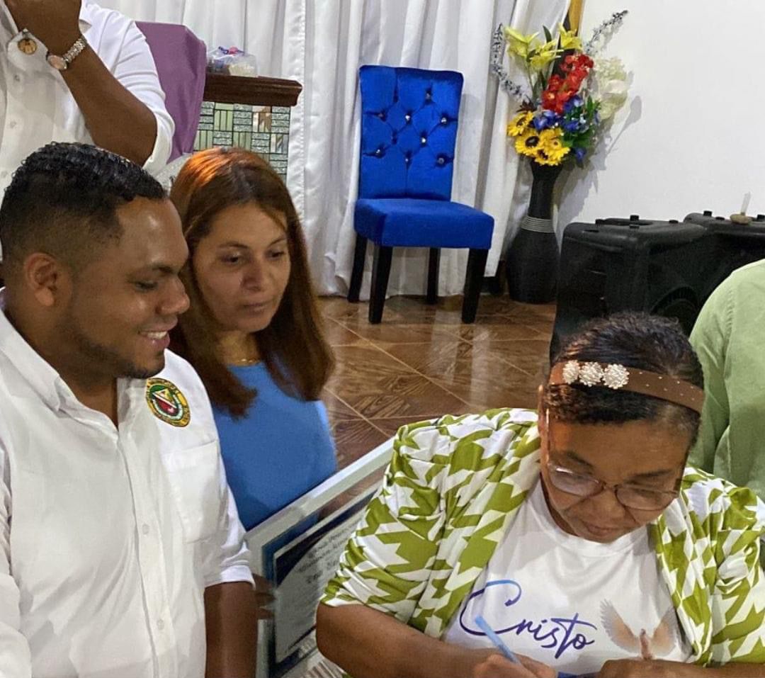 El ayuntamiento de Hato del Yaque hace entre de un aporte de ($100,000) a la iglesia Pentecostal Misionera "Amor Eterno" del sector Villa Fátima.