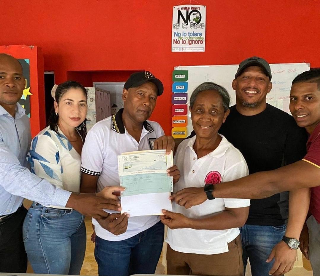 “El Ayuntamiento de Hato del Yaque hace entrega de un aporte al Club José Francisco Peña Gómez.”