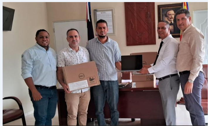 “Fermín Rojas Noesí hace entrega de Laptop para ganadores al Mérito Estudiantil de la universidad Autónoma de Santo Domingo (UASD)”