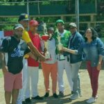 “El Departamento de Deporte hace entrega de un aporte al Torneo Navideño de Softbol, en el Sector de Villa Tabacalera.”