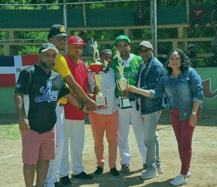 “El Departamento de Deporte hace entrega de un aporte al Torneo Navideño de Softbol, en el Sector de Villa Tabacalera.”