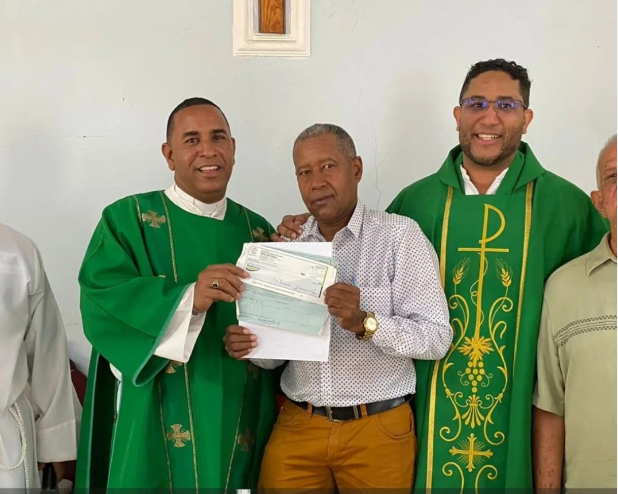 “El Departamento de Desarrollo Comunitario hace una Donación a la Parroquia Sagrado Corazón de Jesús en Villa Tabacalera.”