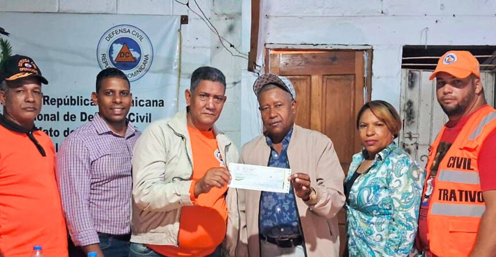 “El Departamento de Desarrollo Comunitario hace entrega de ($100,000.00) a la Unidad de la Defensa Civil en Hato del Yaque”