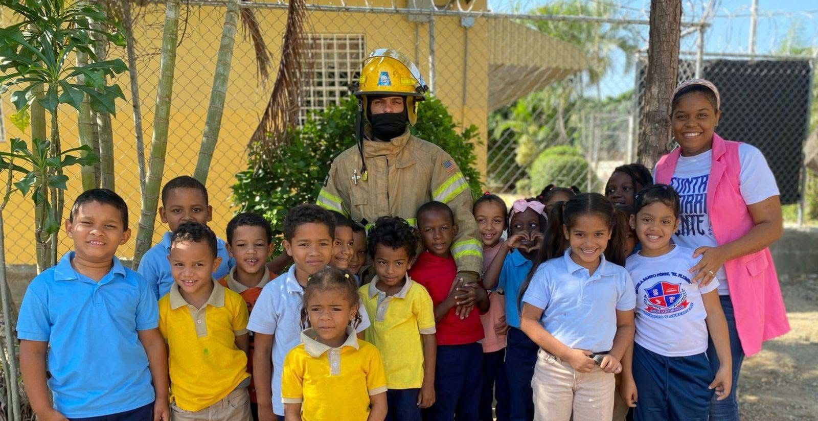 “Junta del Distrito de Hato del Yaque realiza charla a Estudiantes del Centro Educativo Santo Pérez por el día del Bombero Municipal”