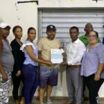 “Colaboradores en nombre de la Junta Distrital de Hato del Yaque hacen entrega de un donativo de monto RD$ 41,033.00 pesos al Complejo deportivo del sector Villa Fátima (Los Guandules)”