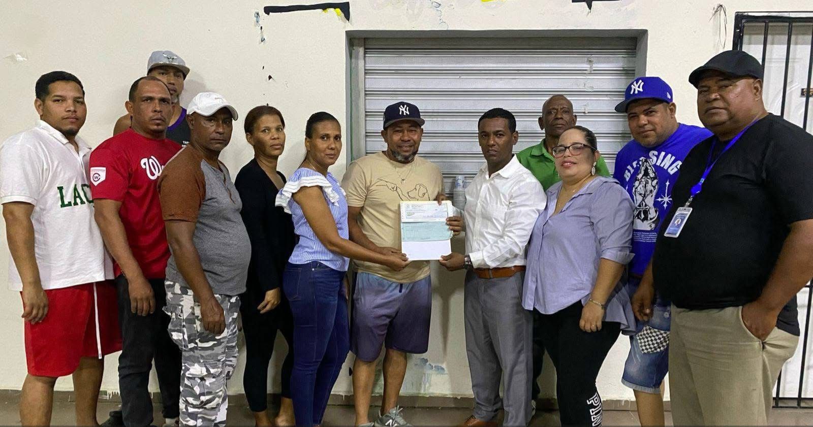“Colaboradores en nombre de la Junta Distrital de Hato del Yaque hacen entrega de un donativo de monto RD$ 41,033.00 pesos al Complejo deportivo del sector Villa Fátima (Los Guandules)”