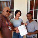 “Junta Distrital de Hato del Yaque apoya con aporte económico a atleta de Villa Bao para representar al país en sóftbol femenino.”