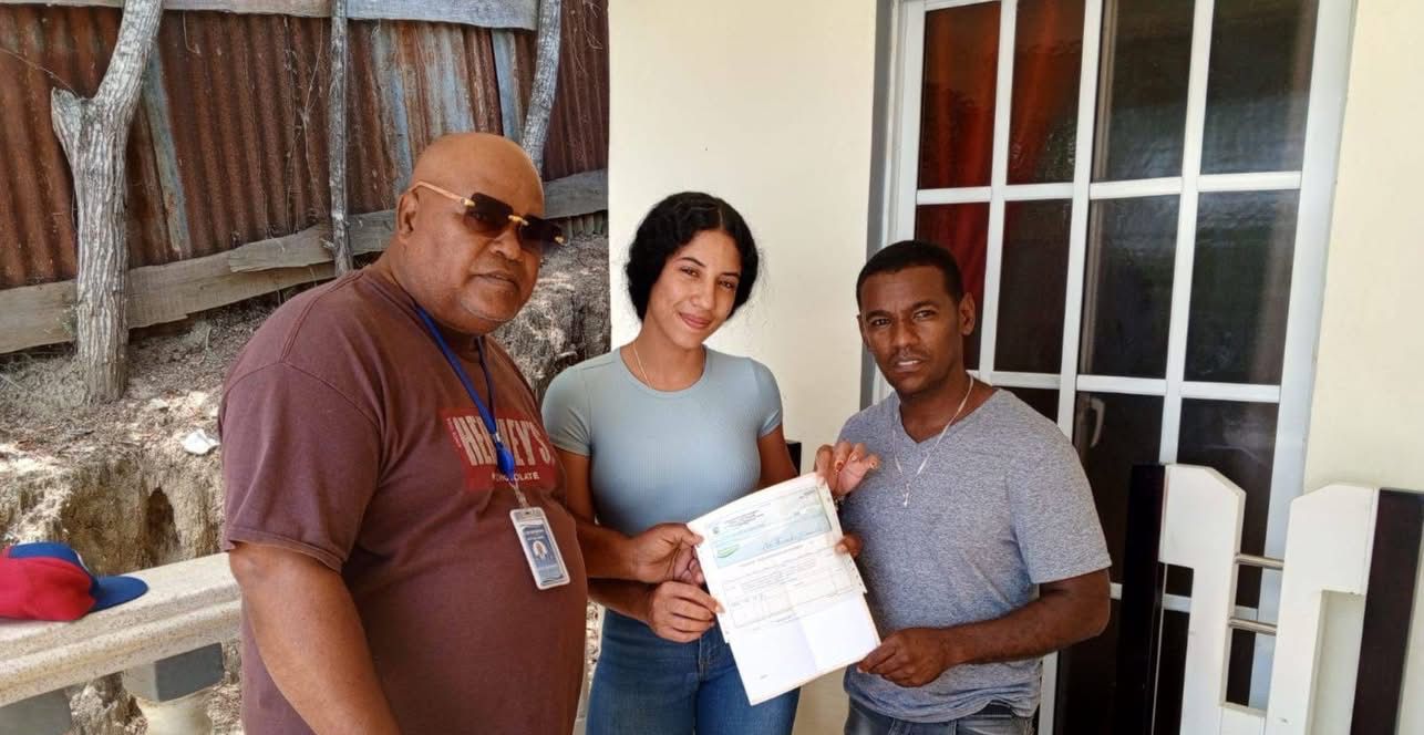 “Junta Distrital de Hato del Yaque apoya con aporte económico a atleta de Villa Bao para representar al país en sóftbol femenino.”