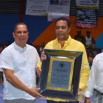 Reconocimiento Especial al Presidente de la Liga Municipal Dominicana, Víctor D’Aza, en el XIV Torneo de Baloncesto Superior de Hato del Yaque.