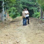 Director Fermín Noesí supervisa avances en la construcción de contenes en Valle Verde.