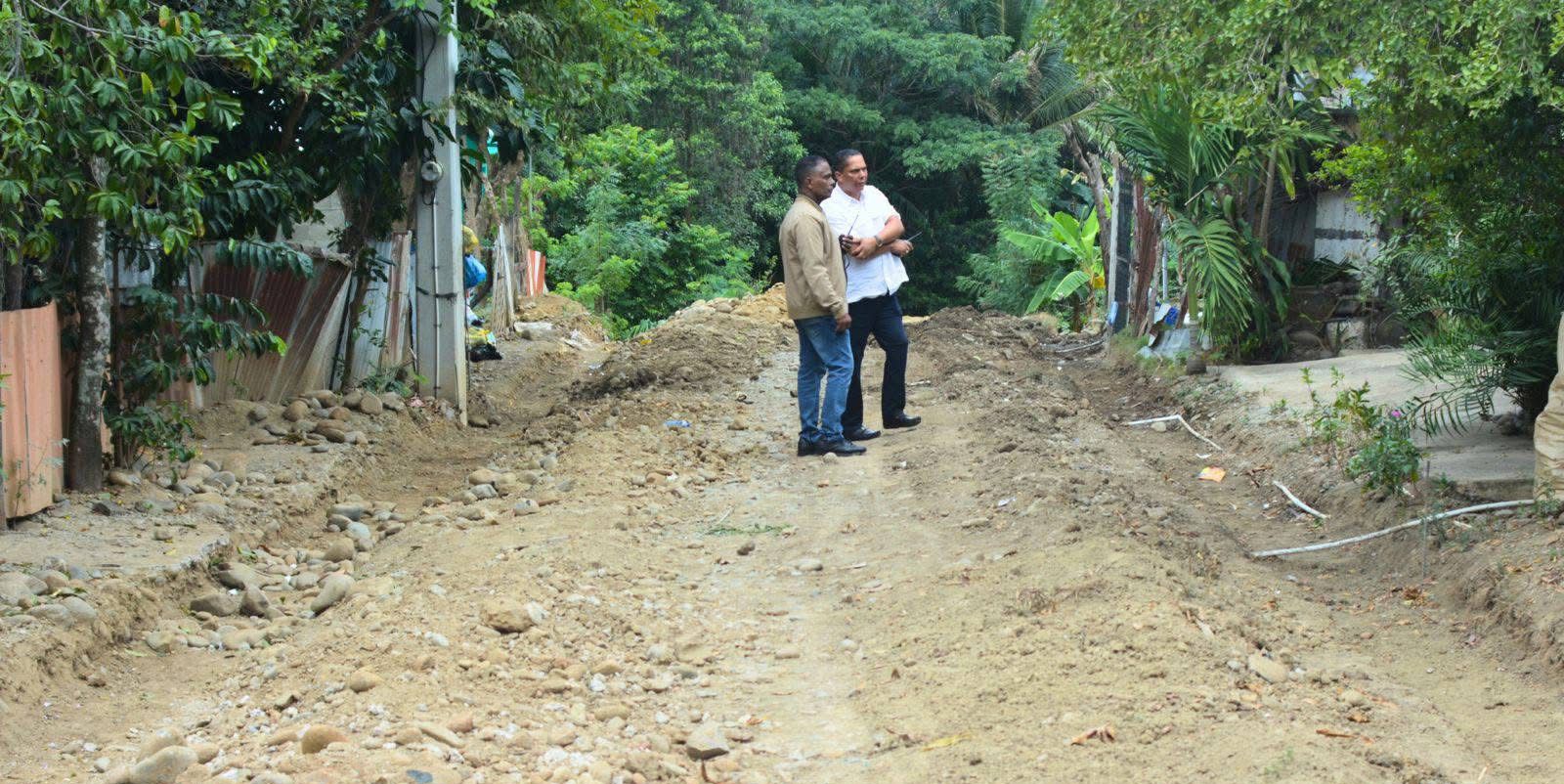 Director Fermín Noesí supervisa avances en la construcción de contenes en Valle Verde.