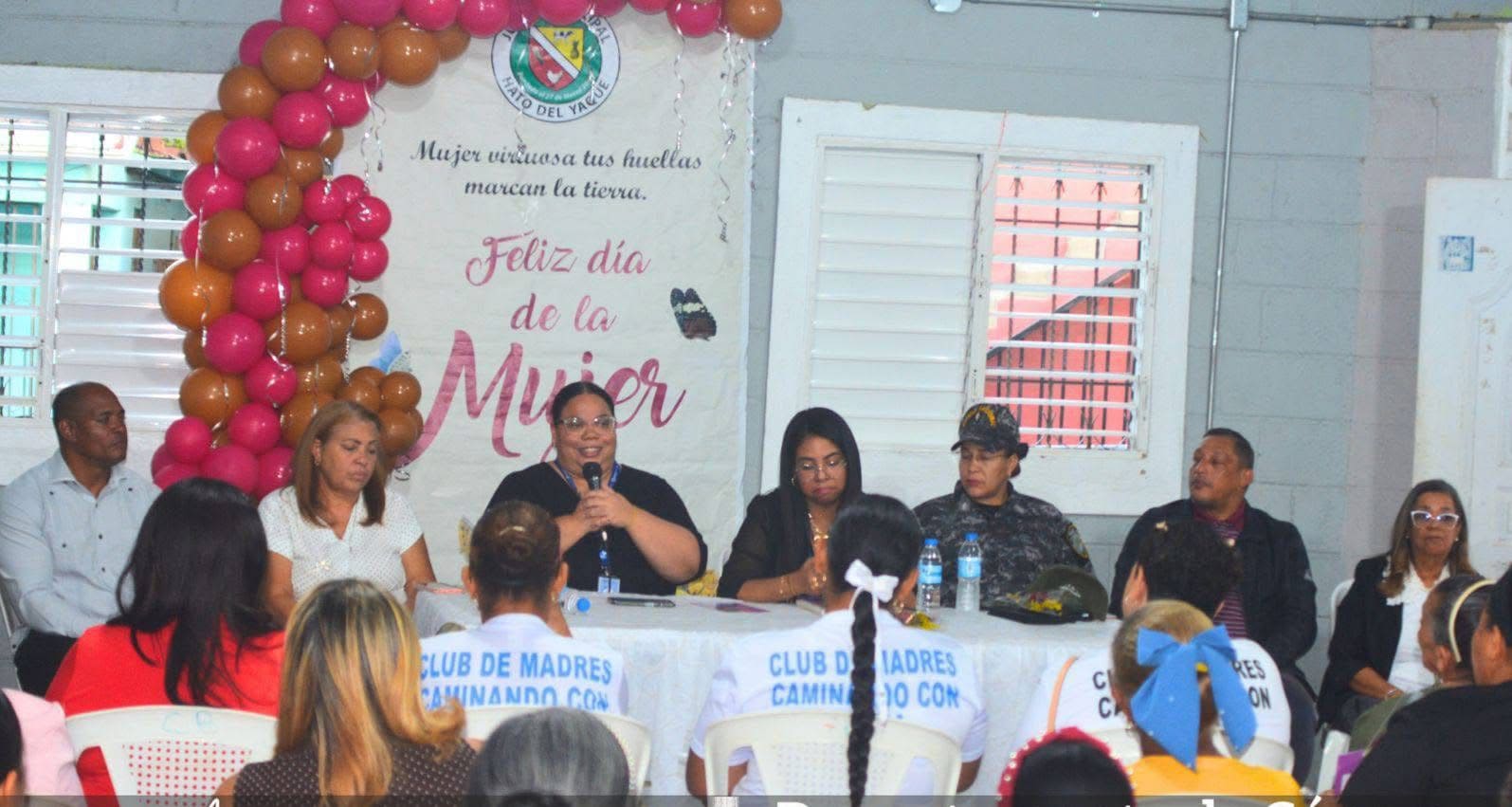 Conferencia resalta los derechos y el valor de la mujer en Hato del Yaque.