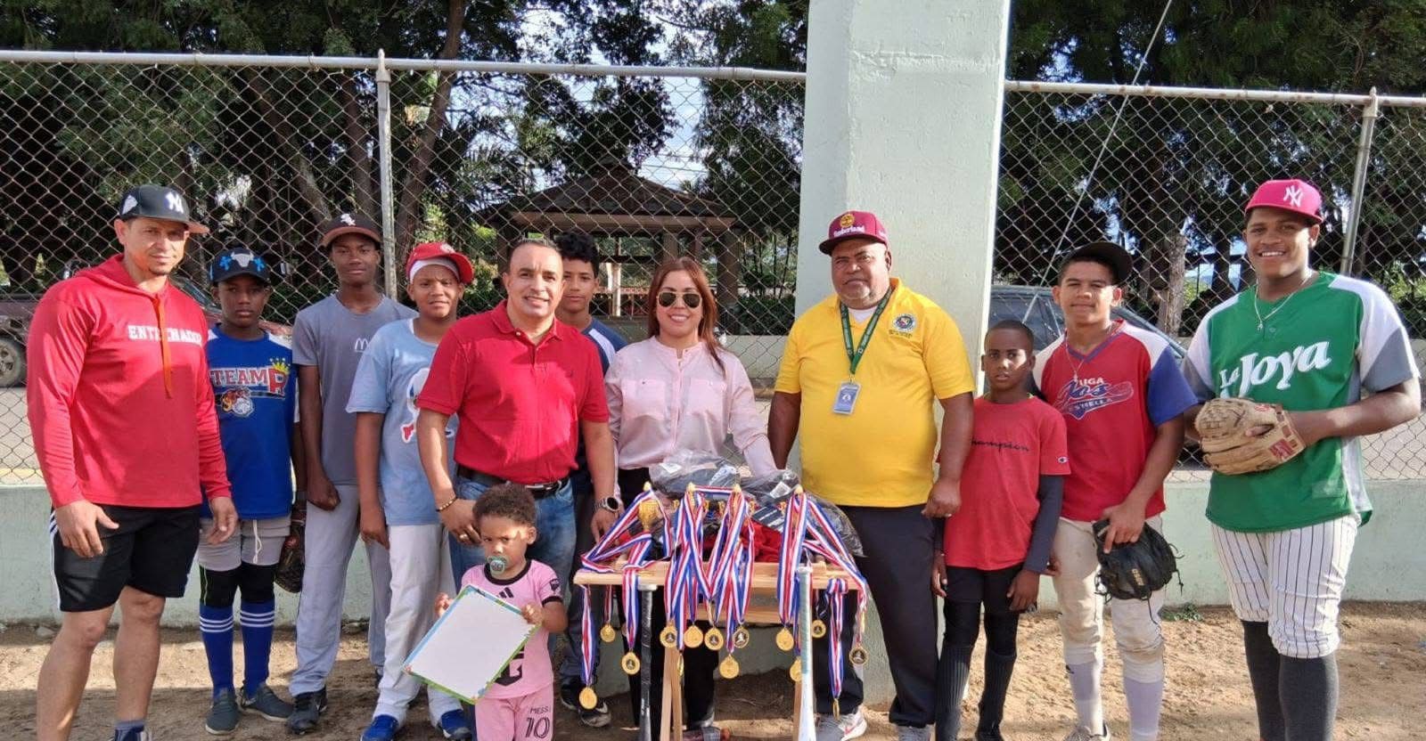 Encuentro con ligas infantiles para fortalecer el deporte en Hato del Yaque.