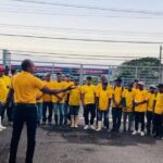 Entrega de camisetas al personal de Limpieza y Ornato.