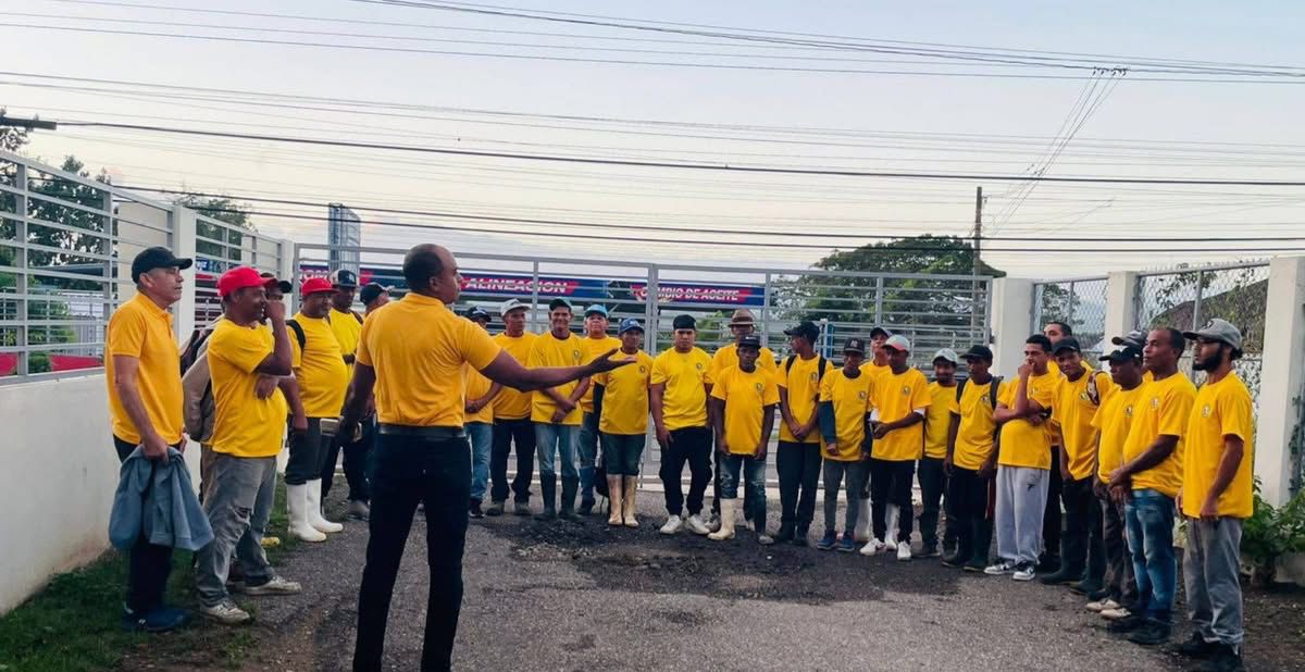 Entrega de camisetas al personal de Limpieza y Ornato.