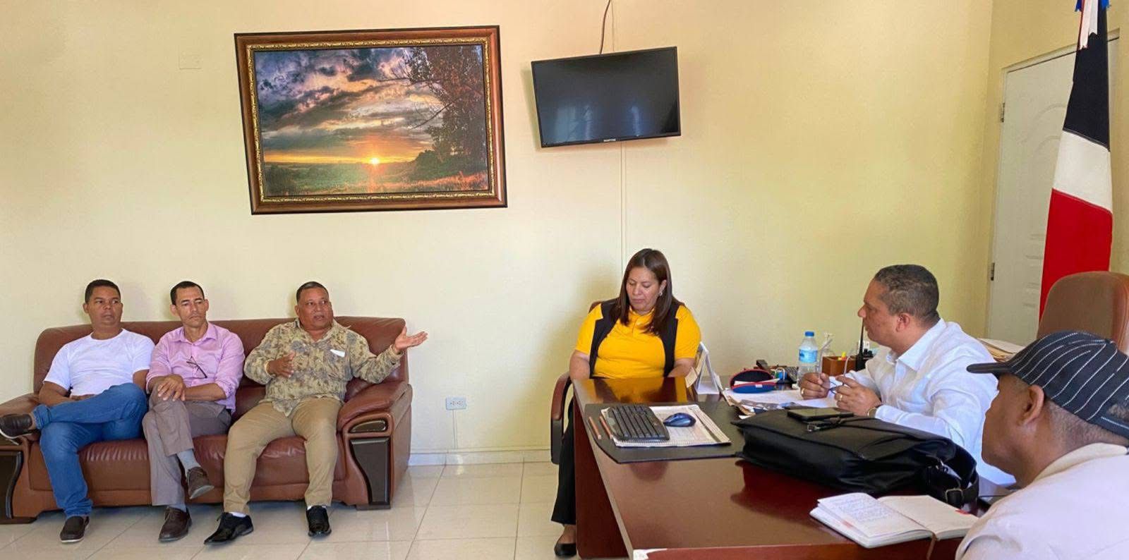 Director Fermín Noesí continúa fortaleciendo el diálogo comunitario con Junta de Vecinos Don Pilín.