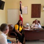 Director Fermín Noesí sostiene encuentro con Junta de Vecinos de Brisas del Yaque para dar seguimiento a situación del puente.