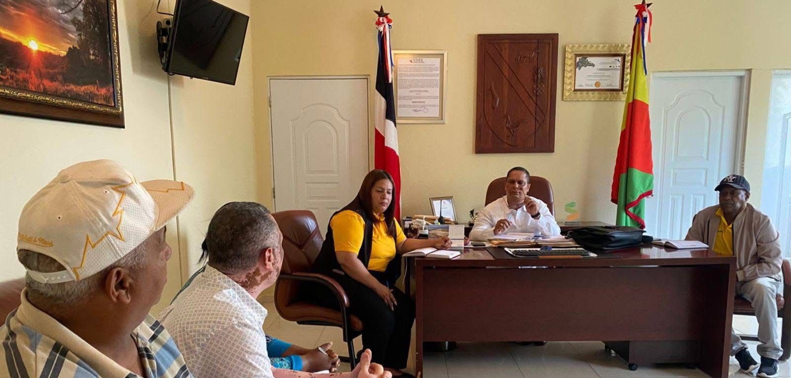 Director Fermín Noesí sostiene encuentro con Junta de Vecinos de Brisas del Yaque para dar seguimiento a situación del puente.