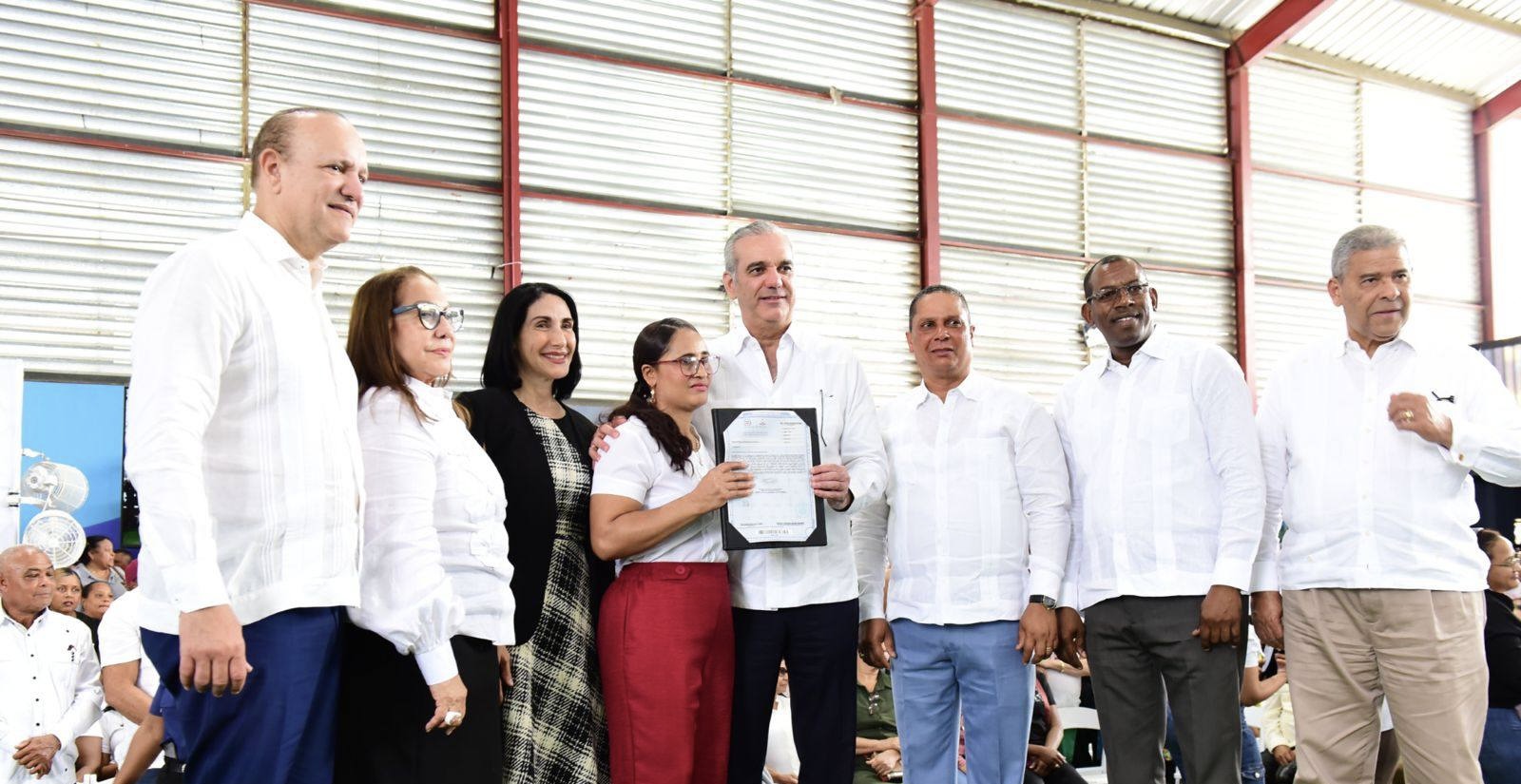 Entrega de Títulos de Propiedad en Hato del Yaque: Más Seguridad y Esperanza para las Familias.