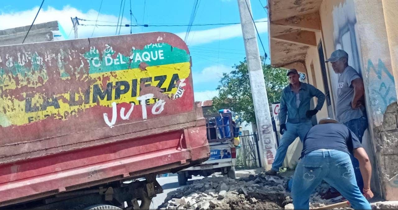 Alcaldía de Hato del Yaque realiza jornada de limpieza en el sector La Mina.