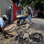 Avanzan trabajos de reparación de aceras y contenes en Villa Progreso.
