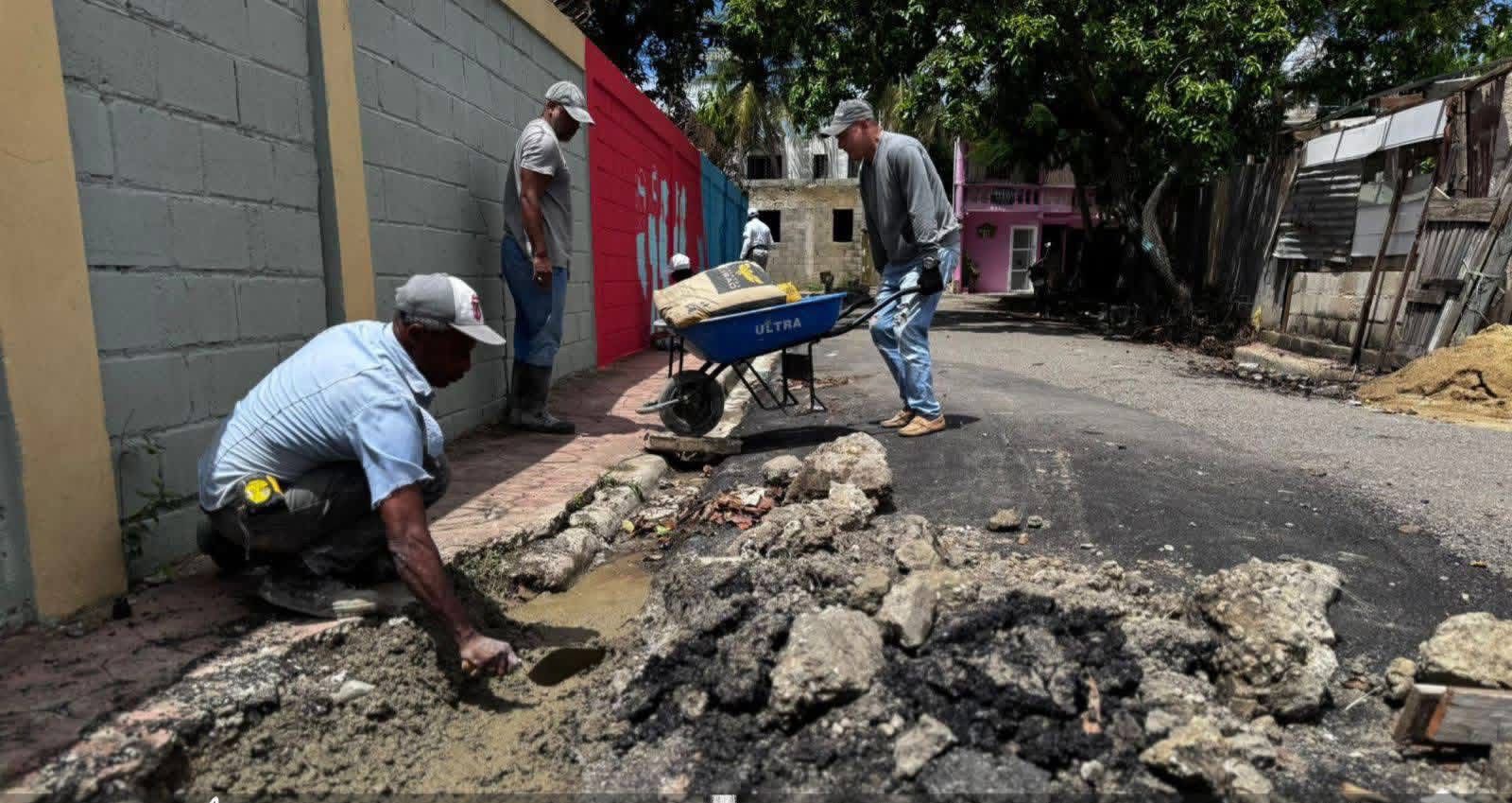 Avanzan trabajos de reparación de aceras y contenes en Villa Progreso.